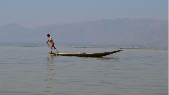 Barca en el lago Inle en Myanmar