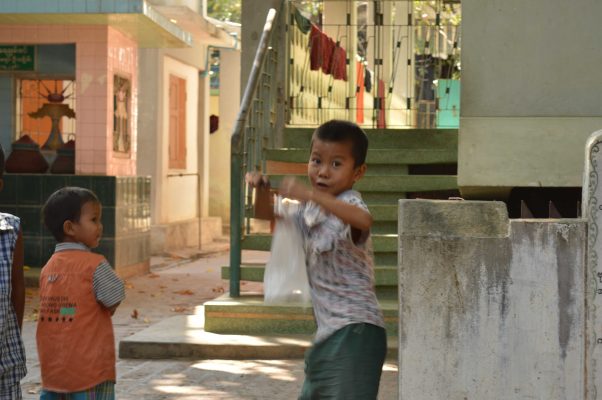 Niños jugando en Myanmar